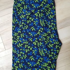 LuLaRoe TC Leggings in Blue and Green Leaf Pattern